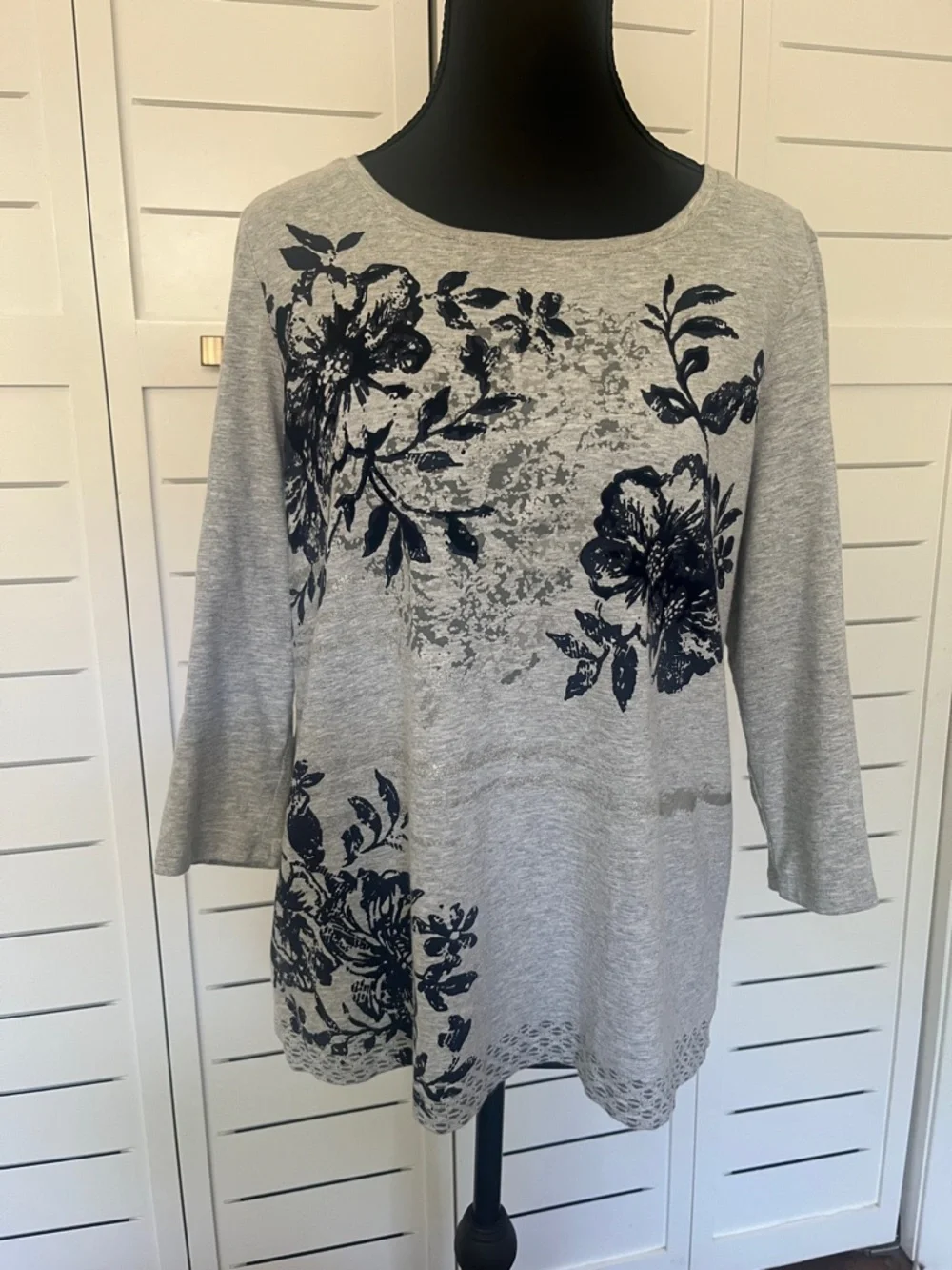 Chico's Zenergy Gray Tunic Tee Navy Floral Print P1 - Picture 1 of 15